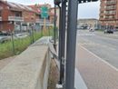 Vandali in azione a Moncalieri: distrutta la pensilina della linea 39