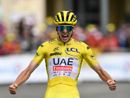 Tadej Pogacar in maglia gialla, dopo aver indossato quella rosa al Giro