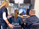 agenti della polizia postale ripresi di schiena mentre sono al pc