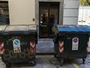 I cassonetti col coperchio rotto attirano le mosche, non il massimo per un negozio di profumi