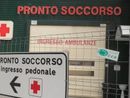 Dà in escandescenze al Pronto Soccorso: 27enne minaccia un'infermiera, poi si scaglia contro una porta con calci e pugni