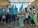 La protesta dei lavoratori Operosa scandisce la mattinata a Porta Nuova