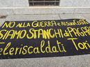 protesta con striscioni