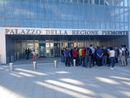 Protesta dei lavoratori del trasporto locale di fronte al grattacielo della Regione