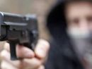 Ivrea, un uomo spara in strada dopo un diverbio: la vittima ferita al petto