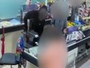 Rapinatore minaccia la cassiera con un paio di forbici: arrestato nel parcheggio del supermercato