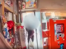 uomo che rapina una tabaccheria