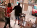 rapinatori escono dalla farmacia