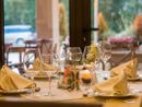 tavolo di ristorante apparecchiato