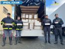 forze dell'ordine davanti a un camion con carico in evidenza