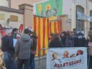 Askatasuna: gli antagonisti accolgono i consiglieri comunali da striscioni e proteste