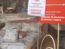 serrande abbassate per protesta