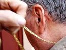 Aggredito per rubare la collanina d'oro, ma era solo la catenella degli occhiali