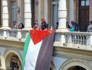 Fumogeni e proteste di studenti e pro Pal contro il Rettore Geuna