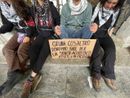Gruppo di studenti pro Palestina si incatena davanti al rettorato
