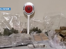 Nove kg di droga e una pistola sequestrati dalla polizia: arrestati due giovani