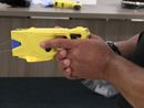 Gli agenti di Polizia hanno dovuto usare un taser per fermare l'uomo poi arrestato Gli agenti di Polizia hanno dovuto usare un taser per fermare l'uomo poi arrestato