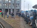 Studenti che manifestano al Politecnico