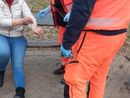 soccorritori e polizia intorno a una donna