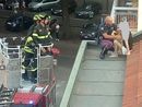 poliziotti e persona su un tetto