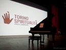Un pianoforte di fronte alla scritta di Torino Spiritualità