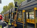 Un fulmine si scarica vicino a un tram 13 carico di passeggeri: paura a bordo