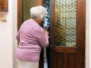 anziana che apre la porta