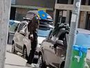 Rivoli, nudo si fa la “doccia” per strada tra gli sguardi attoniti dei passanti