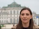 L'esponente di AVS Valentina Cera e sullo sfondo la Palazzina di Stupinigi L'esponente di AVS Valentina Cera e sullo sfondo la Palazzina di Stupinigi
