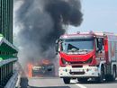 Paura sulla tangenziale Nord: veicolo in fiamme sulla carreggiata, disagi per la circolazione