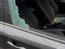 Finestrini e parabrezza sfondato, auto vandalizzata ad Aurora. I residenti: "Ragazzo di strada aggressivo"