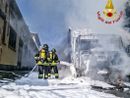 Camion va a fuoco in via Paolo Veronese, delicato intervento dei Vigili del fuoco
