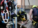 I pompieri si calano in un pozzo fino a 28 metri di profondità: ma si tratta di un addestramento