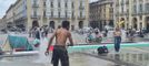 I ragazzi festeggiano la fine della scuola in piazza Castello