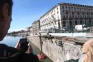 Bus nel Po, la tragedia diventa spettacolo: via vai di curiosi mentre si recupera quel che resta nel fiume [FOTO E VIDEO]