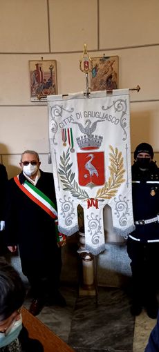 Stendardo della città di Grugliasco a una commemorazione funebre Stendardo della città di Grugliasco a una commemorazione funebre