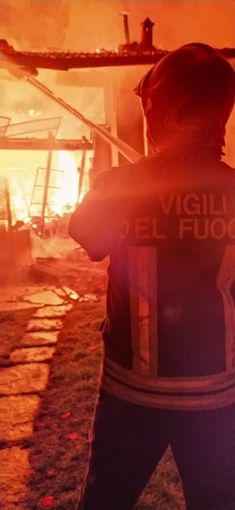 Fiamme in una cascina in stradale Baudenasca a Pinerolo [FOTO]
