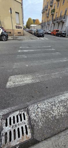 Strisce sbiadite in via Lancia