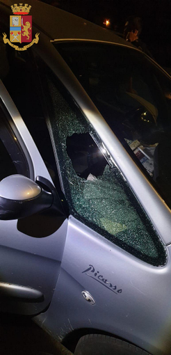 Scassinatore apre un'auto e dentro trova una piccola “enoteca”: la polizia lo scopre con una refurtiva di vini pregiati Scassinatore apre un'auto e dentro trova una piccola “enoteca”: la polizia lo scopre con una refurtiva di vini pregiati