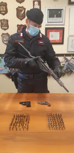 cambiano ritrovate armi in un sottotetto