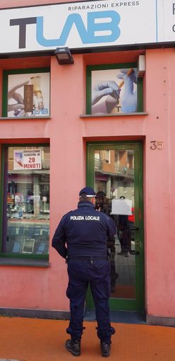 Nichelino, i vigili urbani chiudono un negozio di riparazione telefonini Nichelino, i vigili urbani chiudono un negozio di riparazione telefonini
