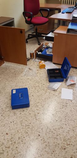 uffici in disordine e oggetti alla rinfusa dopo il blitz dei ladri in circoscrizione 4 uffici in disordine e oggetti alla rinfusa dopo il blitz dei ladri in circoscrizione 4