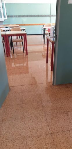 Collegno, vandalizzata nella notte la scuola Gramsci: aule e corridoi allagati [FOTO]