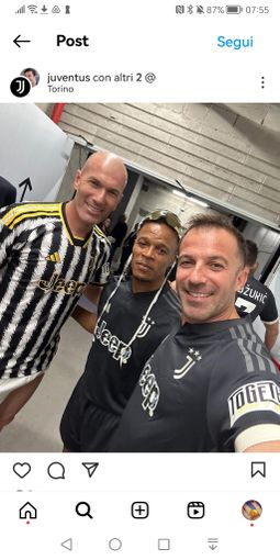 Tre calciatori che fanno un selfie Tre calciatori che fanno un selfie