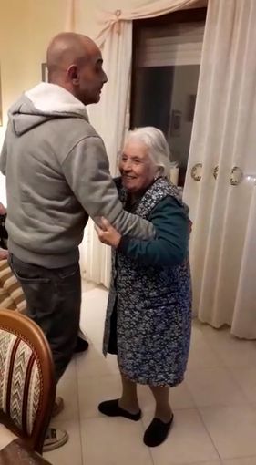 Nonna Maria, 104 anni, operata al femore al San Giovanni Bosco dopo una caduta mentre ballava in casa (VIDEO)