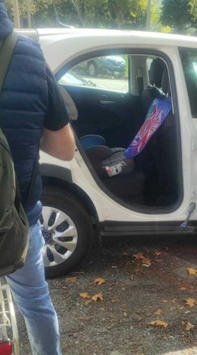 I ladri hanno portato via l'intera portiera dell'auto