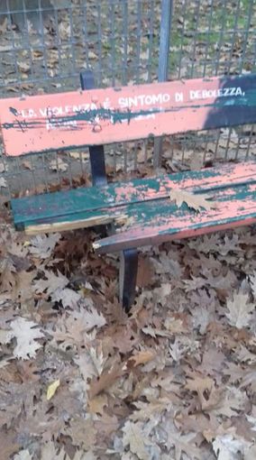 Vandalizzata e rotta la panchina contro la violenza sulle donne nei giardini Coggiola