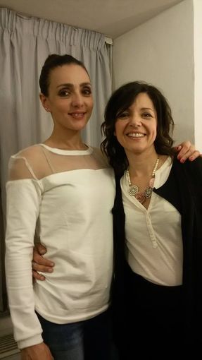 Roberta Falzoni, ai tempi assessore, con Ambra Angiolini quando era venuta a Pinerolo per un suo spettacolo