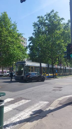Incidente tra auto e tram in corso Unione Sovietica