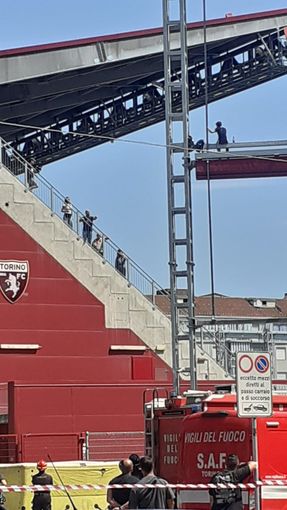 Minaccia di lanciarsi dalle vele del Filadelfia: il quartiere si mobilita per impedire il gesto